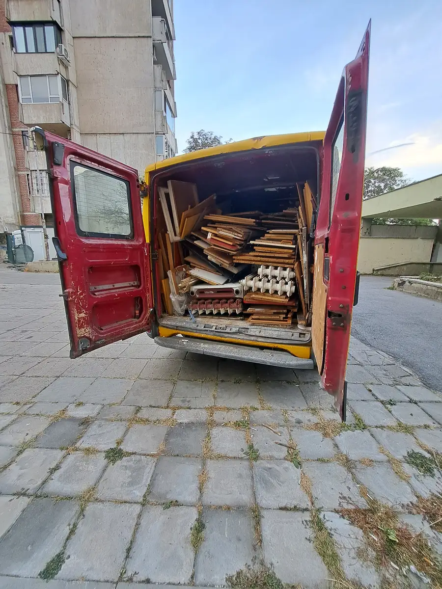 Товарен бус със строителни отпадъци при разчистване на обект в София